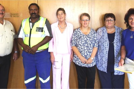 Gansbaai Munisipaliteit se vasbyters wat diensjare aan betref, met vlnr mnr Kat Myburgh, Areabestuurder, David Pieters, Sharman Geldenhuys, Sanet Otto, Hantie Vermeulen en rdl Riana de Coning